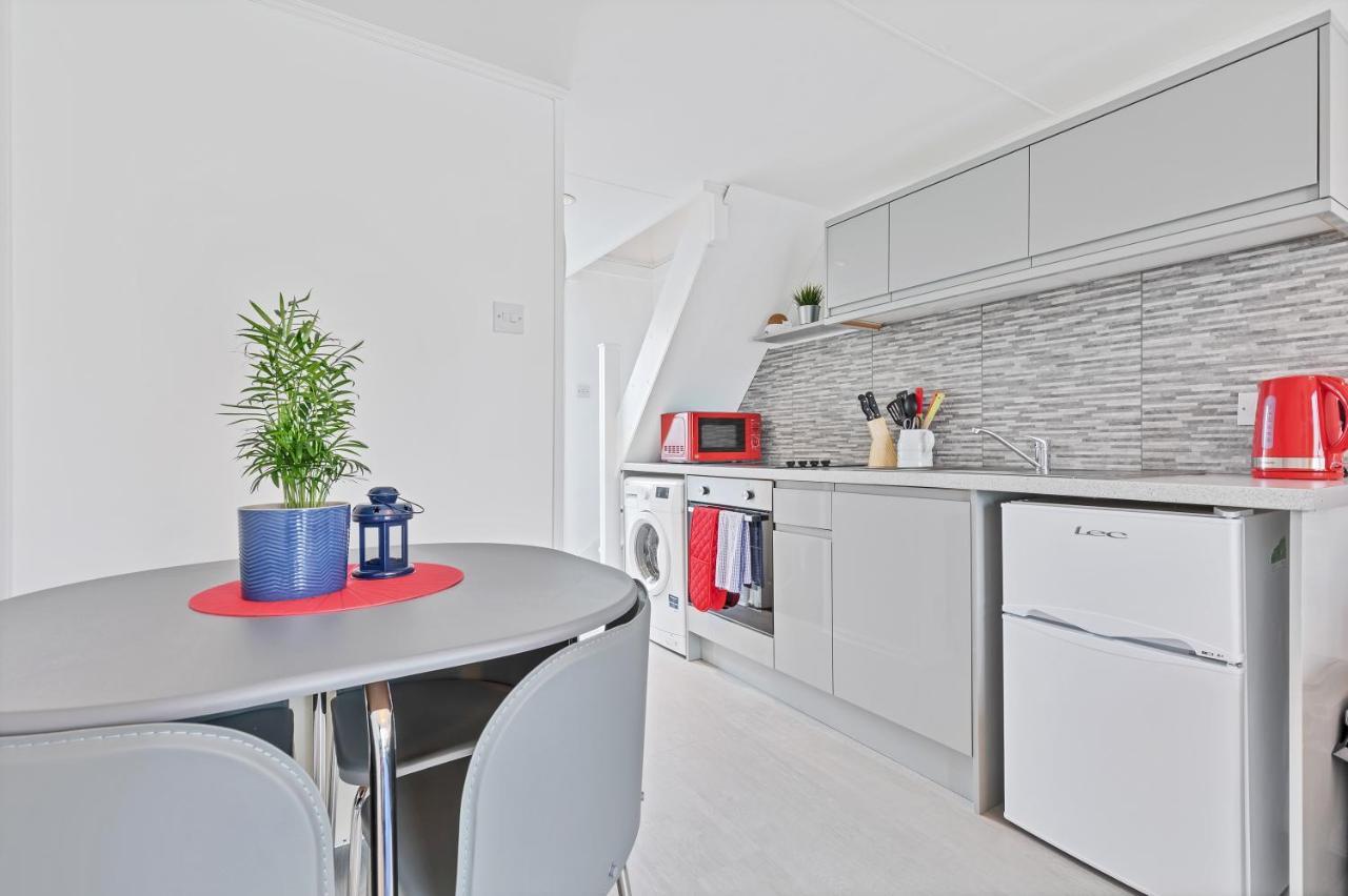 On The Water With Free Parking - By My Getaways Apartment Brighton Екстериор снимка