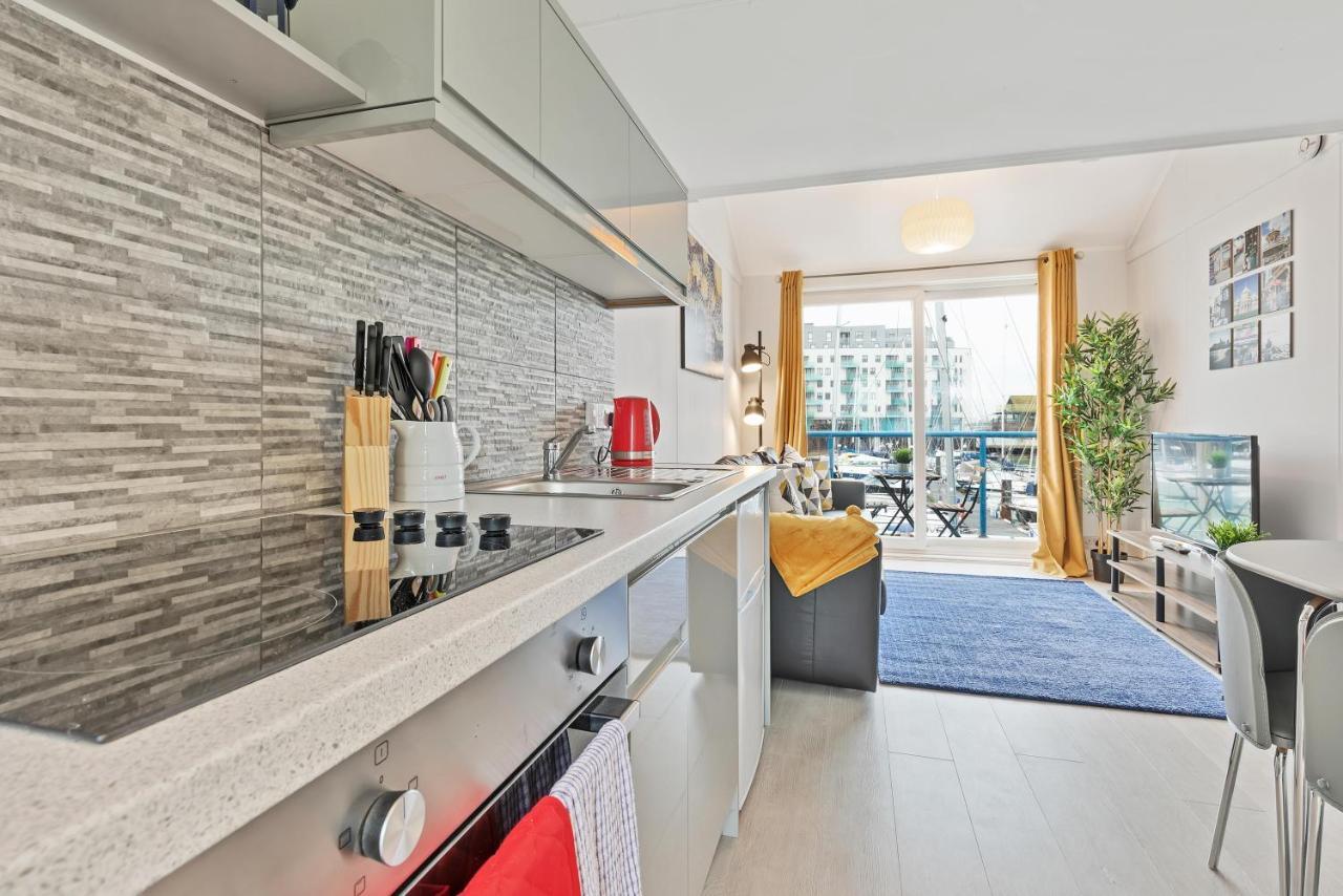 On The Water With Free Parking - By My Getaways Apartment Brighton Екстериор снимка